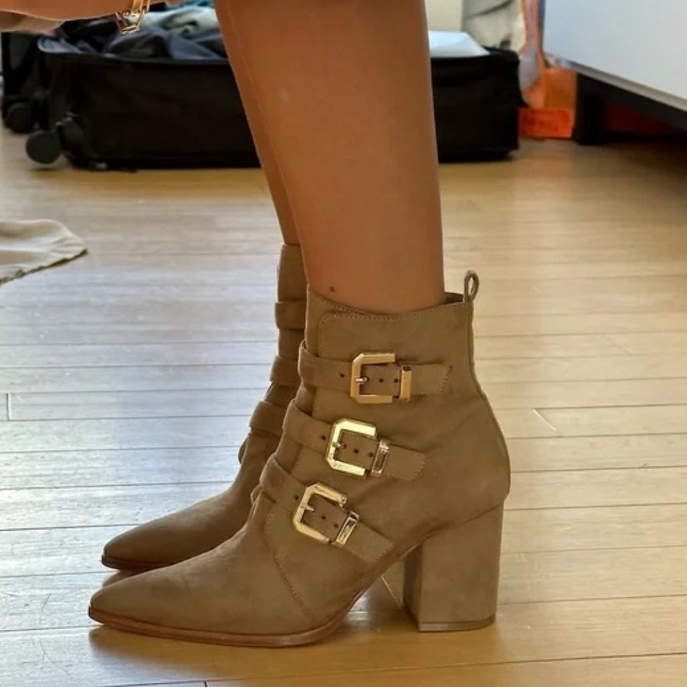 RAYE x house of Harlow suede Doute boots Buckle Detail pointed toe Sz 6